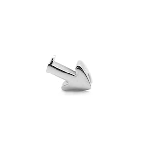 Op de afbeelding: Zilveren pijlvormige sieradenbedel met een platte achterkant en een gat om aan een ketting of armband te bevestigen.