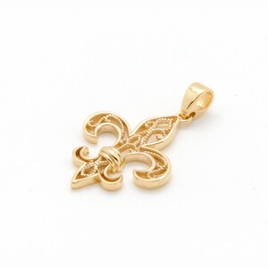 Colgante de Flor de Lis chapado en oro de 18K, hecho a mano. Cadena incluida como regalo. Joyería con diseño de flor de lirio.