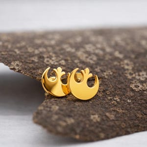 Star Wars örhängen förgyllda i 18k, handgjorda. Örhängen med symbolen för Rebel Alliance. Star Wars smycken.