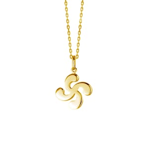 Op de afbeelding: Een gouden ketting met een hanger in de vorm van een klavertjevier.