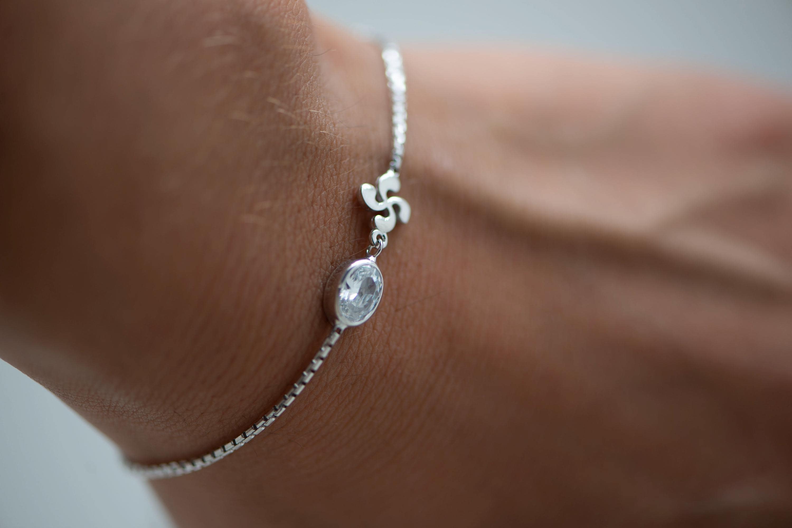 Pulsera Ajustable De Plata 925 Con Lauburu (Cruz Vasca) Y Circonitas Blancas - Incluye Extensión De 4 Cm, Largo Total 20 Cm