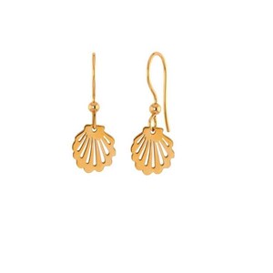 Peut inclure: Boucles d'oreilles pendantes dorées avec un motif délicat de coquillage.