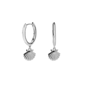Könnte beinhalten: Silberne Creolen mit einem baumelnden Muschel-Anhänger. Die Ohrringe sind schlicht und elegant, perfekt für den Alltag.
