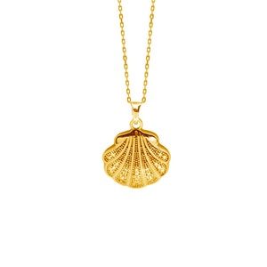 Colgante Camino de Santiago Concha bañado en oro de 18K con circonitas blancas, cadena incluida de regalo.