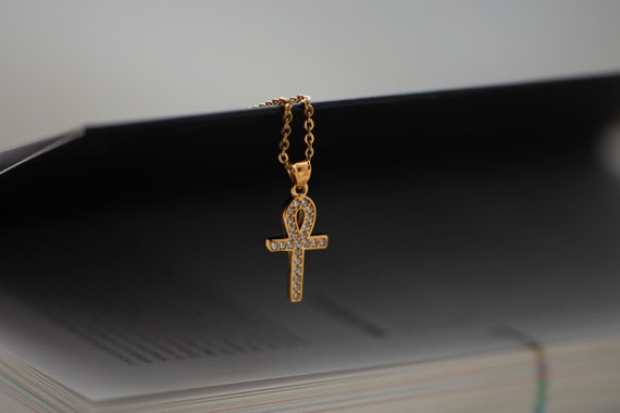 Ciondolo Menat dell'Antico Egitto simbolo placcato oro 18k, fatto a mano. Simbolo della dea Hathor. Amuleto d'Egitto. Catena inclusa come regalo. - Italia