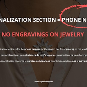 Op de afbeelding: Een zilverkleurige ketting met een stervormige hanger. De tekst luidt: PERSONALIZATION SECTION = PHONE NUMBER, NO ENGRAVINGS ON JEWELRY. Het personalisatiegedeelte is voor het telefoonnummer voor de vervoerder, niet voor gravures op de sieraden.