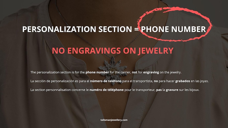 Op de afbeelding: Een zilverkleurige ketting met een stervormige hanger. De tekst luidt: PERSONALIZATION SECTION = PHONE NUMBER, NO ENGRAVINGS ON JEWELRY. Het personalisatiegedeelte is voor het telefoonnummer voor de vervoerder, niet voor gravures op de sieraden.