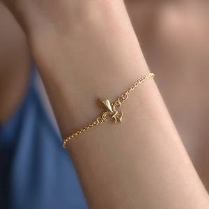Pulsera Flor chapada en oro-Pulsera Ajustable-Flor de Lis-Buena suerte   Joyas para eventos especiales, chic y elegante /FL0143P