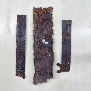 Puede incluir: Un letrero de madera rústica con el texto "Welcome to our home" en letras blancas. El letrero presenta un acabado envejecido y un diseño simple y acogedor, ideal para la decoración de la entrada.