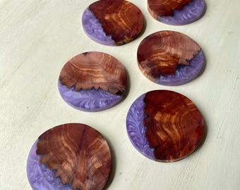 Onderzetters: handgemaakte onderzetters van hout en epoxyhars gemaakt van oosters redcederhout met paarse epoxyhars