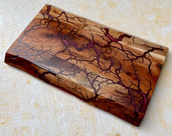Charcuteriebord: fractal-gebrande acacia met een dieprode epoxyhars.