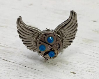 Steampunk ring - Bejeweled vintage urverk på stora, utsmyckade änglavingar