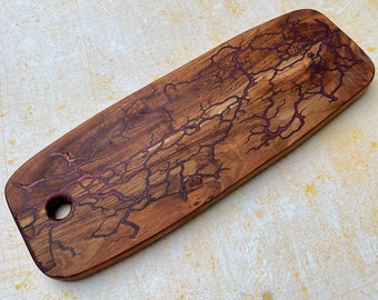 Charcuteriebord: fractaal gebrande acacia met een dieprode epoxyhars.