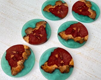 Onderzetters: handgemaakte onderzetters van hout en epoxyhars gemaakt van red cedar met turkoois epoxyhars