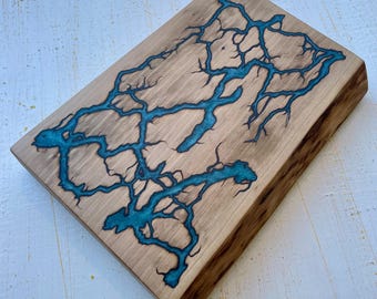 Charcuteriebord: fractaal gebrand berkenhout met een turkooisblauwe epoxyharsvulling.
