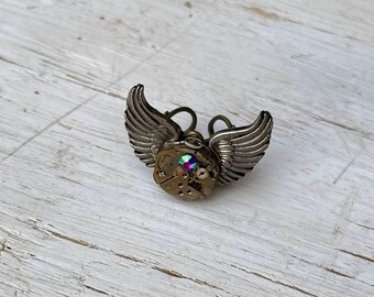 Steampunk ring - Bejeweled vintage urverk på stora, utsmyckade änglavingar