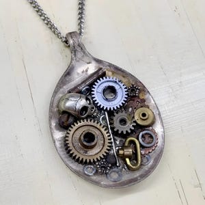 Collar Steampunk: hecho a mano con cucharas vintage, calaveras, engranajes y diversos hallazgos industriales.
