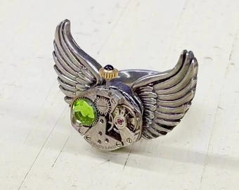 Steampunk ring - Bejeweled vintage urverk på stora, utsmyckade änglavingar