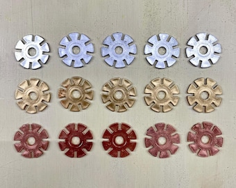 Elementy z tworzywa PVC firmy Gears-Industrial przeznaczone do technik mieszanych, asamblażu, steampunku, kolażu itp.