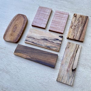 Surtido de madera estabilizada: pequeños trozos de madera para manualidades, fabricación de joyas, trabajos con epoxi, escamas de cuchillos, etc.