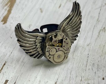 Steampunk-ring - Vintage-urverk på stora, utsmyckade änglavingar