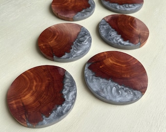 Onderzetters: handgemaakte onderzetters van hout en epoxyhars gemaakt van rood cederhout met zilveren epoxyhars