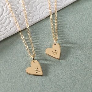 Collar con inicial de oro - Collar con colgante de corazón - Regalos para el Día de la Madre - Regalo para hermanas - Joyería personalizada para mujer - Letra estampada en oro