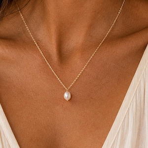 Collier de perle unique : Perle baroque d'eau douce délicate, montée sur plaqué or 14 carats ou en argent sterling