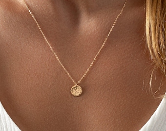 Collier disque rempli d'or martelé - Pendentif imperméable délicat