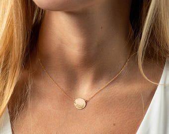 Collar con disco de oro martillado y colgante minimalista chapado en oro de 14 k