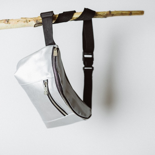 Bauchtasche aus Leder in silber, Crossbody Tasche aus Kunstleder, praktische Gürteltasche mit Reißverschluss