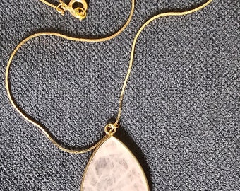 Magnifica collana con ciondolo in metallo con quarzo rosa naturale e oro rosa