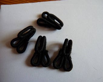 Dernier lot de 19 Attaches / agrafes anciennes pour vêtements en métal et gansé à l'ancienne de fil noir