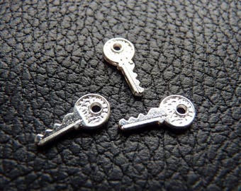 Set of 5 pretty little key charms metal deco