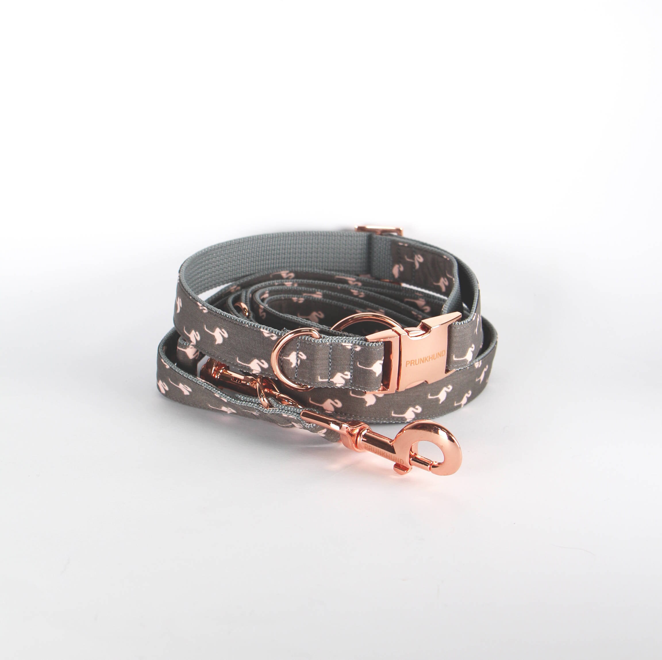 Collier de Flamingo Gris avec Des Pièces Métalliques Dans L'or Couleur Rose Tendance