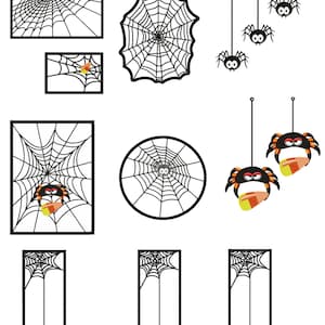Op de afbeelding: Een set van acht zwarte en oranje Halloween-spinweb- en spindecoraties. De spinnen hebben snoepmais in hun mond. Sommige van de spinnen hangen aan touwtjes.