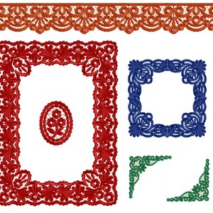Pode incluir: Um conjunto de quatro desenhos de bordado com padrões intrincados de renda. Os desenhos incluem uma borda, uma moldura quadrada grande, uma moldura quadrada pequena e duas peças de canto. Os desenhos são em vermelho, azul e verde.