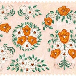 Op de afbeelding: Een digitaal borduurmotief met een verzameling bloemenmotieven. Het ontwerp bevat oranje tulpen, witte bloemen en groene bladeren. Het ontwerp is perfect om aan elk project een vleugje elegantie toe te voegen.