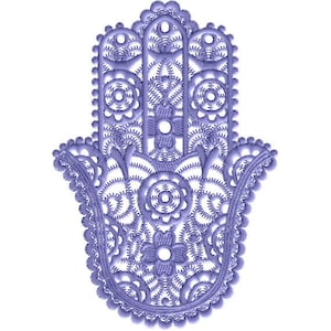 Könnte beinhalten: Eine lila bestickte Hamsa-Hand mit filigranen Details. Die Hamsa ist ein Symbol für Schutz und Glück.