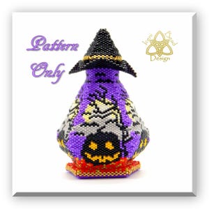 Peut inclure: Une poupée de sorcière en perles violettes et noires avec un chapeau noir et un visage de citrouille. La poupée est assise sur une base en perles rouges et dorées. Le texte "Pattern Only" est dans le coin supérieur gauche de l'image. Le texte "Iceni Bead Design" est dans le coin supérieur droit de l'image.
