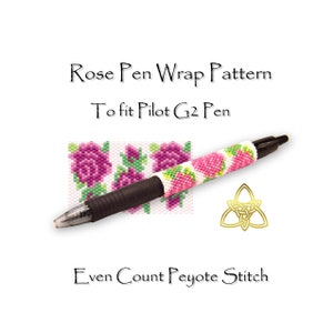 Könnte beinhalten: Ein schwarzer Pilot G2 Stift mit einer Perlenhülle mit einem rosa Rosenmuster. Die Hülle ist weiß mit rosa Rosen und grünen Blättern. Der Text "Rose Pen Wrap Pattern" und "Even Count Peyote Stitch" ist sichtbar.