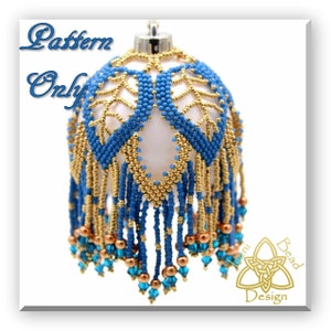 Peut inclure: Un modèle de boule de Noël en perles avec une base blanche et des perles bleues et dorées. La boule a une frange de perles qui pend du bas. Le modèle est uniquement pour une boule de Noël en perles, pas pour la boule finie.