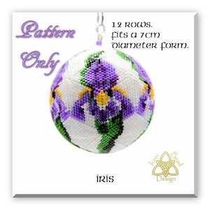Może przedstawiać: Wzór na koraliki do ozdoby o średnicy 7 cm z fioletowym kwiatem irysa. Wzór nazywa się "Iris" i pochodzi od Iceni Bead Design.