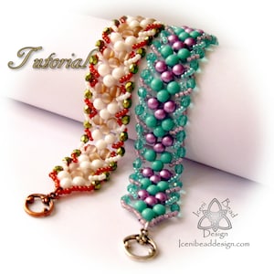 Könnte beinhalten: Zwei Perlenarmbänder, eines mit weißen, braunen, roten und grünen Perlen und das andere mit türkisfarbenen, violetten und klaren Perlen. Beide Armbänder haben einen Metallverschluss.