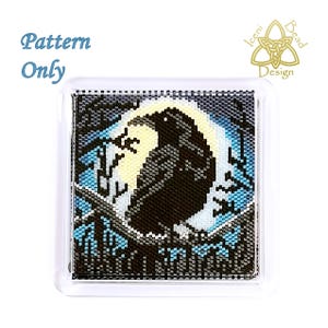 Könnte beinhalten: Ein quadratisches, perlenbesetztes Design mit einem schwarzen Vogel auf einem Ast vor einem mondbeschienenen Himmel. Das Design befindet sich in einem transparenten Kunststoffgehäuse, mit den Worten "Pattern Only" in Hellblau. Das Design ist in Schwarz, Blau und Gelb gehalten.