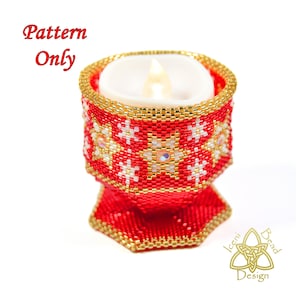 Könnte beinhalten: Ein roter, mit Perlen besetzter Kerzenhalter mit goldenen Akzenten und einer weißen LED-Kerze. Der Halter hat ein Schneeflockenmuster und den Text "Pattern Only". Design von Iceni Bead Design.