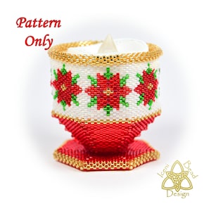 Puede incluir: Un portavelas de cuentas con base roja y diseño floral blanco y rojo. La parte superior e inferior están adornadas con cuentas doradas. Las palabras "Pattern Only" están en texto rojo en la parte superior izquierda.