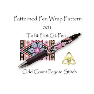 Op de afbeelding: Een kralen penwikkelpatroon voor een Pilot G2 pen. Het patroon is een geometrisch ontwerp met roze, blauwe, witte, zwarte en gouden kralen. Het patroon heet "Odd Count Peyote Stitch" en is gelabeld "Patterned Pen Wrap Pattern 001".