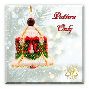 Puede incluir: Un adorno de Navidad de campana blanca con cuentas, con detalles rojos y verdes. La campana tiene un lazo rojo y un diseño de corona. El adorno está colgado de una rama de árbol. El texto "Pattern Only" está escrito en rojo sobre un fondo blanco.