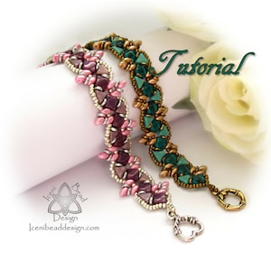 Può includere: Due braccialetti di perline con uno schema di colori verde e rosa. I braccialetti sono realizzati con piccole perline sfaccettate e hanno un design semplice ed elegante. I braccialetti sono mostrati su una superficie bianca con una rosa bianca sullo sfondo. Il testo "Tutorial" è visibile nell'immagine.